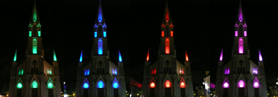 illumination de l'église d'orvault sous différentes couleurs